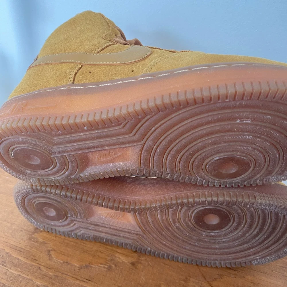 Nike kids suede Air Force 1 sneakers in Wheat size 5Y - Picture 3 of 9
